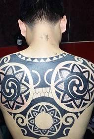 perfektné čiernobiele tetovanie totem pre pánsku chrbtovú osobnosť