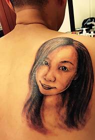 Erkekler arka yakışıklı kız portre dövme deseni