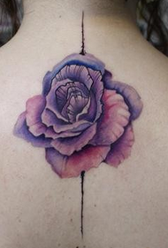 ženska leđa lijepa tetovaža ruža tetovaža