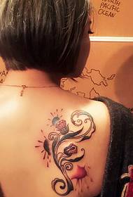 meitenes skaista muguras totēma tetovējuma bilde