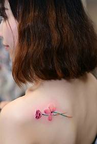 kort hår pige tilbage lille frisk blomst tatovering mønster
