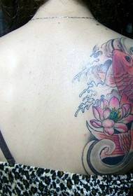 девојка на рамену модна тетоважа лигње