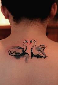 απλό και όμορφο τατουάζ μοτίβο κύκνων στο πίσω μέρος του κοριτσιού