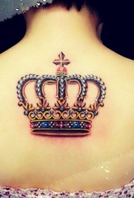 kobieta z powrotem piękny kolorowy tatuaż korony