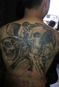 Moški hrbtni črno-beli vzorec tatoo