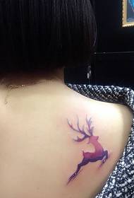 Ejecutando lindo patrón de tatuaje de espalda de ciervo
