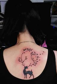 una dona semblant al vent té una imatge del tatuatge del cérvol al darrere