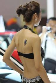 tatuaje de mariposa sexy en la espalda del coche