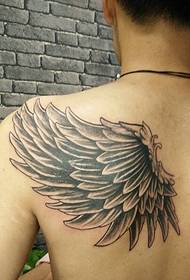 Patrón de tatuaje de plumas con personalidade nas costas dos homes