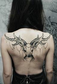 djevojka s dugom kosom leđa uzorak slatka jelena tetovaža