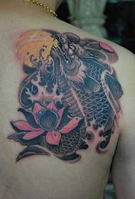 patrón de tatuaxe de loto arowana de volta dos homes