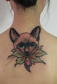 merginos sugrąžino didelėmis akimis mielos katės tatuiruotės modelį