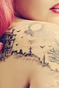 гърба на момичето на татуировката на замъка