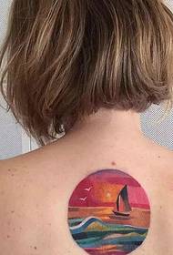vajza në muzg nën modelin e tatuazheve në botën e detit