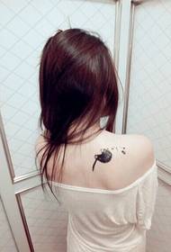 djevojka na ramenu lijepa tetovaža maslačka