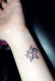 Hyvännäköinen pieni tähtiranneke tatuointikuvio