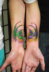 ζευγάρι χαριτωμένο μανταρίνι τατουάζ πάπια στον καρπό