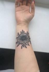 အနက်ရောင်မီးခိုးရောင်လက်တွေ့တက်တူးထိုးမိန်းကလေးလက်ကောက်ဝတ်အနက်ရောင်ပန်းပွင့် tattoo ရုပ်ပုံ