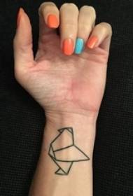 Wêneyên tatîlê yên keçikê li ser wêneyê tattooê origami reş