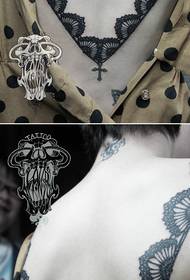 ເດັກຍິງກັບຄືນໄປບ່ອນຄົນອັບເດດ: ຮູບແບບ tattoo lace ງາມ