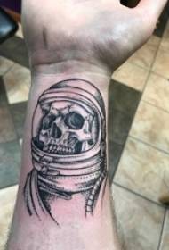 lubanjaTattoo muški ručni zglob tetovaža slika