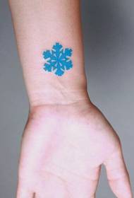 လတ်ဆတ်သောအပြာရောင် Snowflake လက်ကောက်ဝတ် Tattoo ပုံစံ