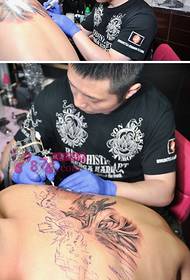 back tanawin ng tattoo ng pattern