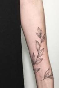 適合女孩，手腕紋身周圍的植物藤蔓