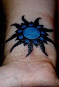 黒と青の太陽の手首のタトゥーパターン