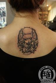 Söpö ja kaunis hirvieläinten tatuointikuvio tytön takana