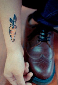 nadgarstek mały wzór tatuażu rzodkiewki