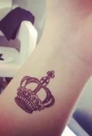zápästie Krásny vzor tetovania koruny