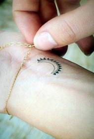tetovaža mjesec djevojka slika djevojka zapešće na slici crni mjesec tetovaža
