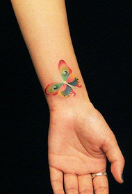 et fargerikt tatoveringsmønster med sommerfugl med et delikat håndledd 96777 - design av øyetatovering i håndleddetrend