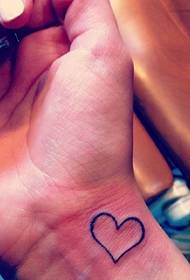 liten kjærlighet totem tatovering på håndleddet