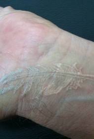 pulso simpleng puting feather invisible pattern ng tattoo