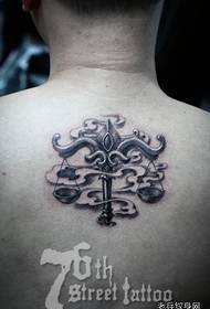 ເດັກຊາຍກັບຄືນແນວໂນ້ມຮູບແບບ tattoo Libra