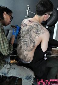 atgal fenikso totemas dominuojanti tatuiruotės scena