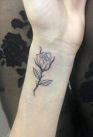 piccola immagine del tatuaggio del polso foto squisita del tatuaggio della rosa sul polso della ragazza