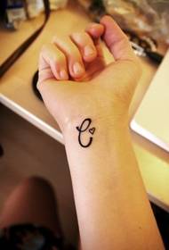 tatuaj feminin cu aspect bun la încheietura mâinii