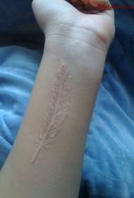 lange weiße Kontur Feder unsichtbare Tattoo-Muster am Handgelenk
