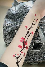 tydlig och vacker armbandsplommatatuering tatuering