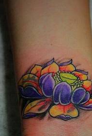 model de tatuaj de lotus tradițional de culoare încheietura mâinii