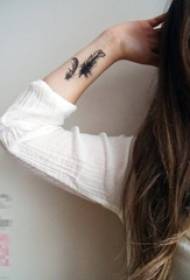 e zezë në dore të dore të vajzës foto me tatuazhe me pendë të lehta
