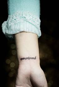 små ferske engelske ord tatoveringer på kvinnens håndledd
