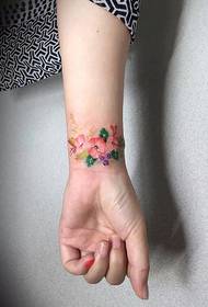 El sabor de la primavera en la muñeca de la niña es un patrón de tatuaje de flores pequeñas y frescas