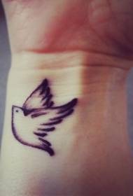 女孩手腕上的鳥紋身