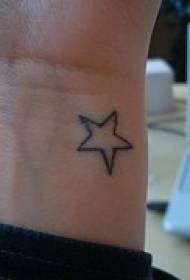 ένα μικρό μοτίβο τατουάζ αστέρι στον καρπό