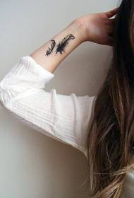 tatuaż owłosione pióro ramię