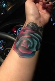 Evropská růže tetování dívka zápěstí růže malé Čerstvé tetování obrázek